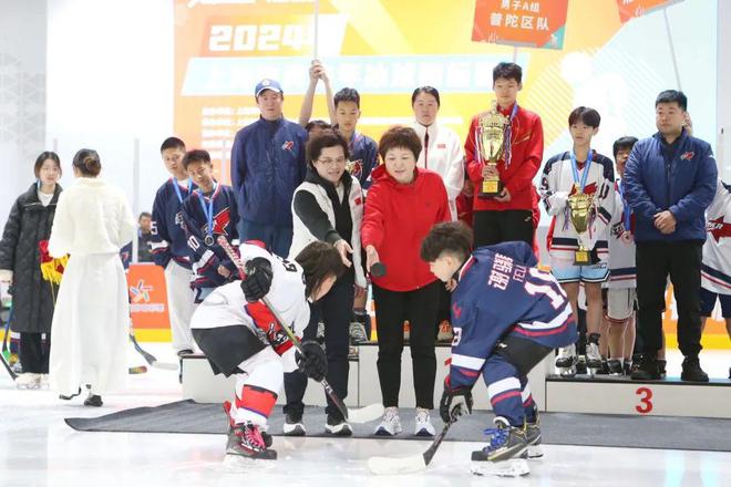 2024年上海市青少年冰球锦标赛顺利举行普陀区夺得男子A组冠军(图1) 2024年上海市青少年冰球锦标赛顺利举行普陀区夺得男子A组冠军(图1)