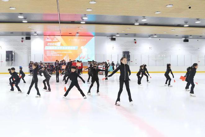 2024年上海市青少年冰球锦标赛顺利举行普陀区夺得男子A组冠军(图4) 2024年上海市青少年冰球锦标赛顺利举行普陀区夺得男子A组冠军(图4)