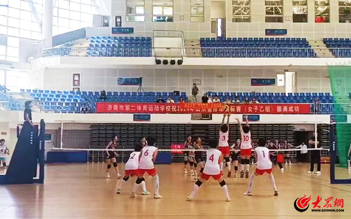 “中国体育彩票杯”2024年山东省排球锦标赛(女子乙组)落幕 泰安市体校女排队实现新的突破(图1) “中国体育彩票杯”2024年山东省排球锦标赛(女子乙组)落幕 泰安市体校女排队实现新的突破(图1)