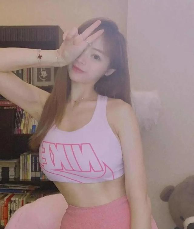 F罩杯健身女神初恋脸+马甲线展现女生最好一面(图1)