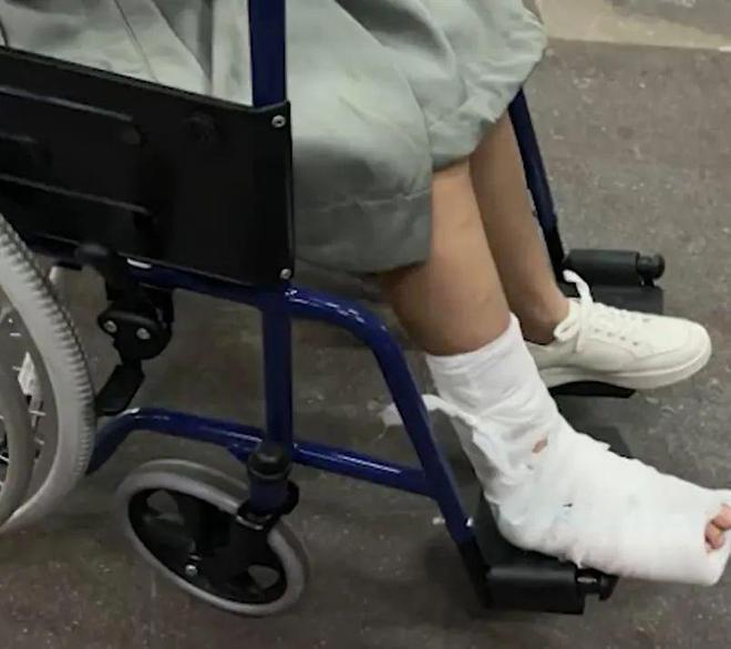 广州健身房一女生4根脚趾被砸断!切记远离无脑健身!!(图6) 广州健身房一女生4根脚趾被砸断!切记远离无脑健身!!(图6)