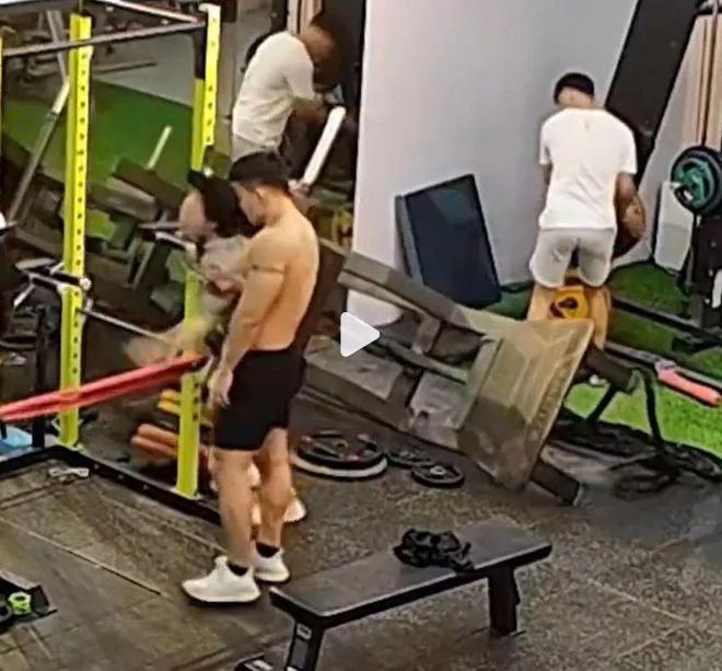 广州健身房一女生4根脚趾被砸断!切记远离无脑健身!!(图3) 广州健身房一女生4根脚趾被砸断!切记远离无脑健身!!(图3)