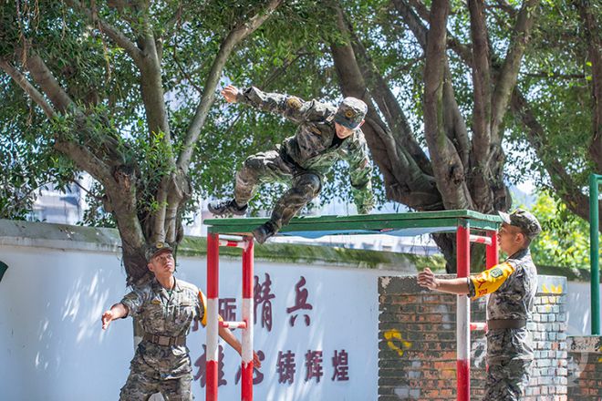 热辣滚烫!超清直击支队军事训练比武暨军人体育运动会现场(图2) 热辣滚烫!超清直击支队军事训练比武暨军人体育运动会现场(图2)