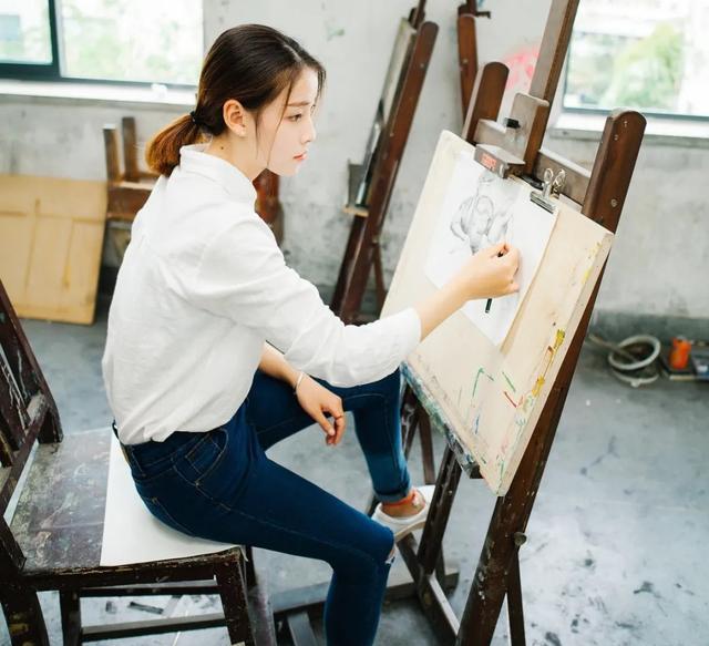 95后性感古筝老师健身照走红网友直呼：还收学员吗？(图1)