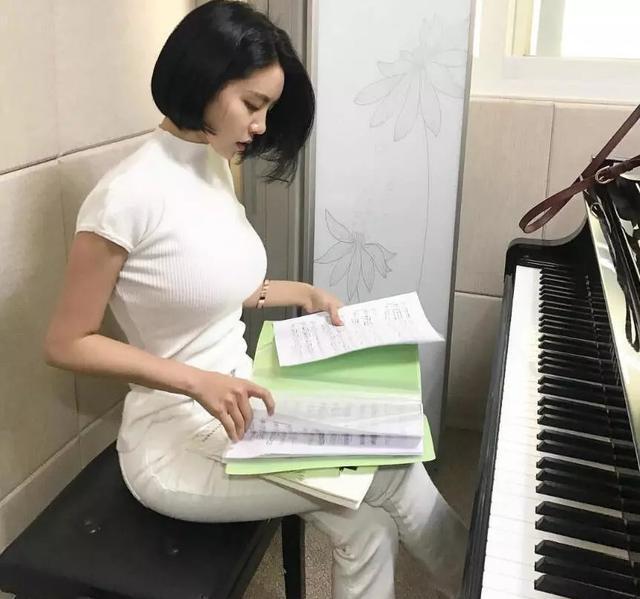 95后性感古筝老师健身照走红网友直呼：还收学员吗？(图2)