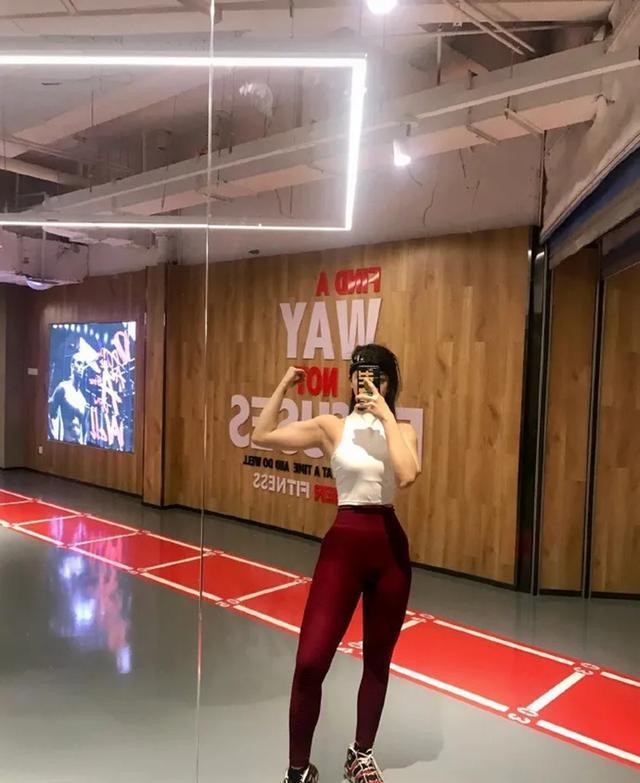 95后性感古筝老师健身照走红网友直呼：还收学员吗？(图3)