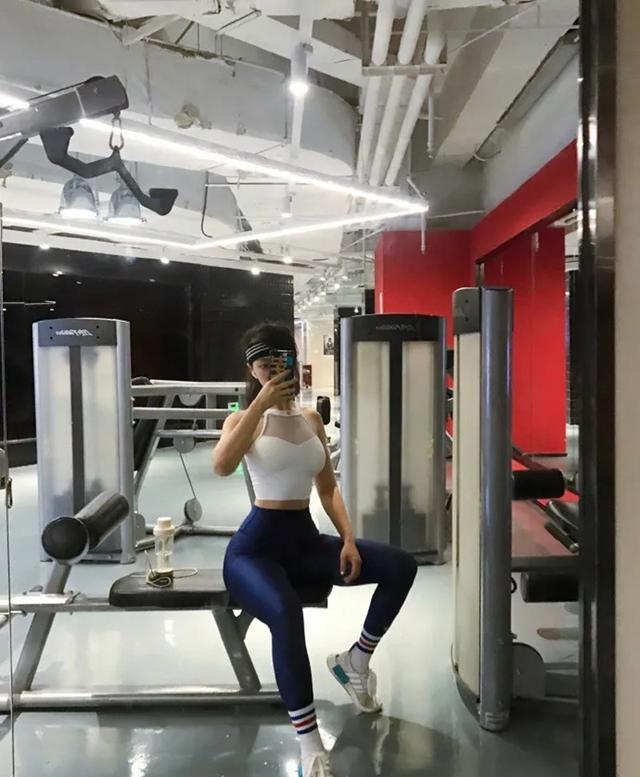 95后性感古筝老师健身照走红网友直呼：还收学员吗？(图4)