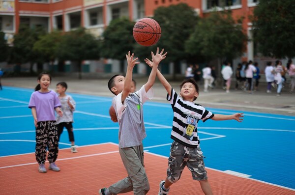 壹基金发起2024运动季已累计为乡村学校修建超过3000座运动场(图2) 壹基金发起2024运动季已累计为乡村学校修建超过3000座运动场(图2)