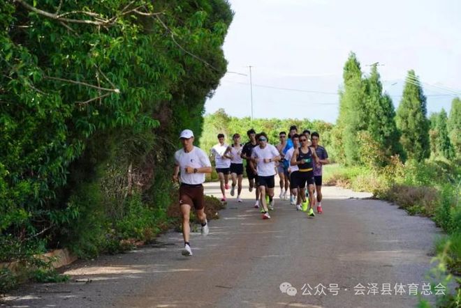 路跑精英齐聚会泽 开展高原体育训练(图1) 路跑精英齐聚会泽 开展高原体育训练(图1)
