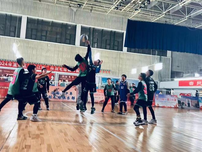 《乐航体育篮球训练赛激情12支队伍齐聚宣化一中篮球馆(图1) 《乐航体育篮球训练赛激情12支队伍齐聚宣化一中篮球馆(图1)