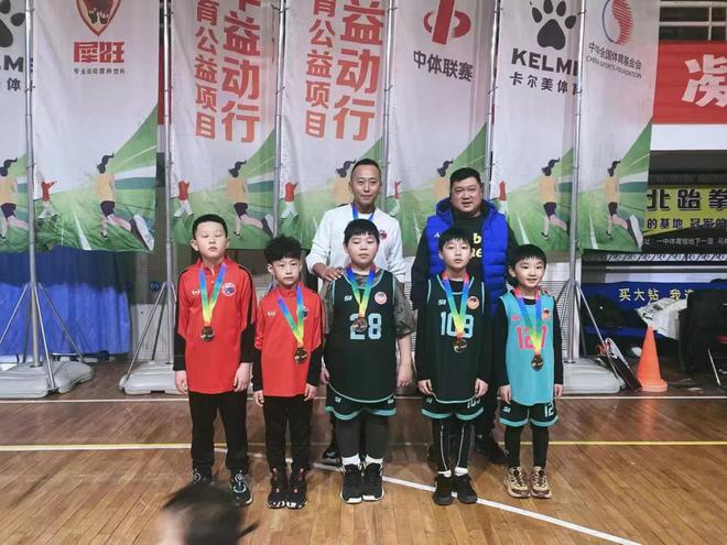 《乐航体育篮球训练赛激情12支队伍齐聚宣化一中篮球馆(图5) 《乐航体育篮球训练赛激情12支队伍齐聚宣化一中篮球馆(图5)