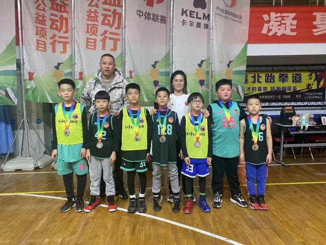 《乐航体育篮球训练赛激情12支队伍齐聚宣化一中篮球馆(图2) 《乐航体育篮球训练赛激情12支队伍齐聚宣化一中篮球馆(图2)