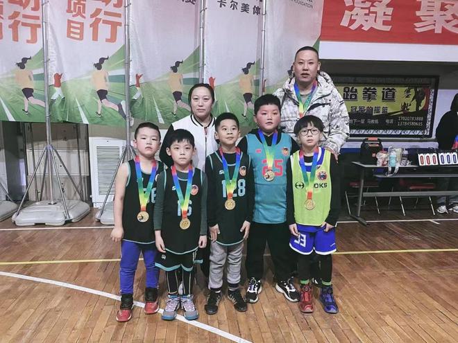 《乐航体育篮球训练赛激情12支队伍齐聚宣化一中篮球馆(图6) 《乐航体育篮球训练赛激情12支队伍齐聚宣化一中篮球馆(图6)