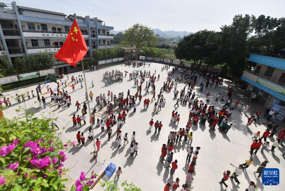 广西梧州:学校里的“民族传统体育运动会”(图1) 广西梧州:学校里的“民族传统体育运动会”(图1)