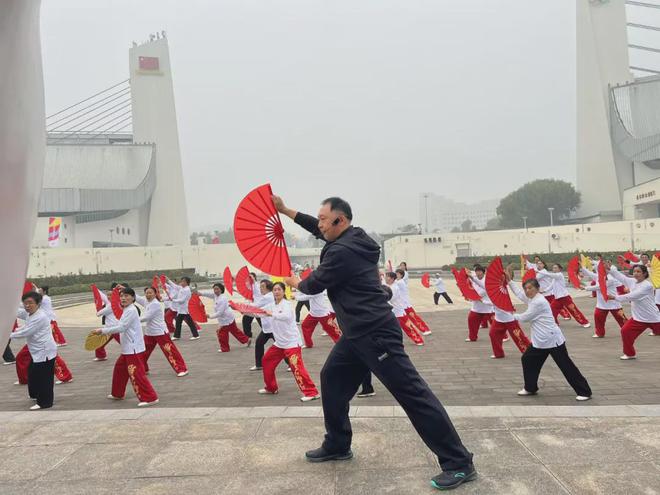 北体大教授黄康辉指导训练2024年全国太极拳健身站点骨干教练员(图1) 北体大教授黄康辉指导训练2024年全国太极拳健身站点骨干教练员(图1)