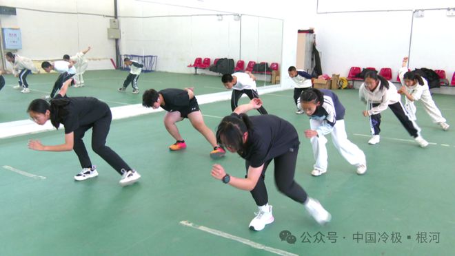 根河市业余体育运动学校速滑队训练热火朝天(图1) 根河市业余体育运动学校速滑队训练热火朝天(图1)