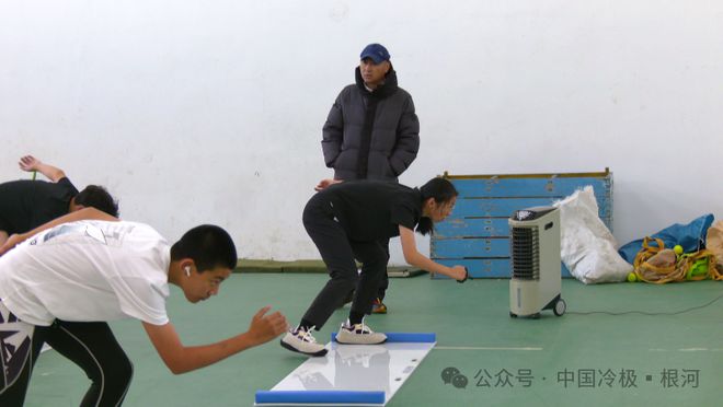 根河市业余体育运动学校速滑队训练热火朝天(图3) 根河市业余体育运动学校速滑队训练热火朝天(图3)