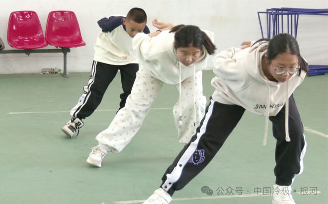 根河市业余体育运动学校速滑队训练热火朝天(图2) 根河市业余体育运动学校速滑队训练热火朝天(图2)