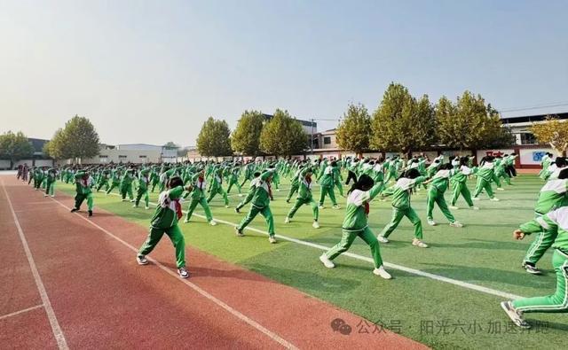 阳光体育人人参与 花香六小加速奔跑——未央区六村堡小学扎实开展“阳光体育”活动纪实(图5) 阳光体育人人参与 花香六小加速奔跑——未央区六村堡小学扎实开展“阳光体育”活动纪实(图5)