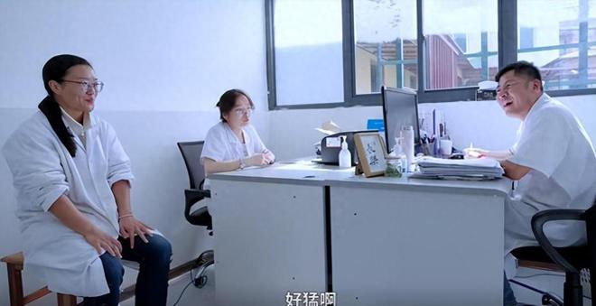 澳门拳击冠军石铭火了!白天当医生晚上打拳击同事:反差很大(图1) 澳门拳击冠军石铭火了!白天当医生晚上打拳击同事:反差很大(图1)