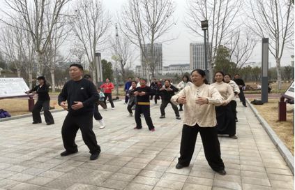 信阳中医药文化馆第七十期中医药知识讲座和义诊活动——健身气功八段锦(图3) 信阳中医药文化馆第七十期中医药知识讲座和义诊活动——健身气功八段锦(图3)