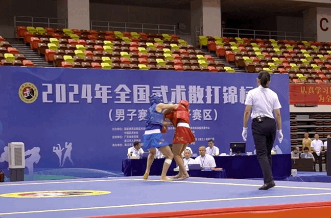 暴力踹翻对手!河南小妮鏖战三局巾帼女将上演热血对决(图4) 暴力踹翻对手!河南小妮鏖战三局巾帼女将上演热血对决(图4)